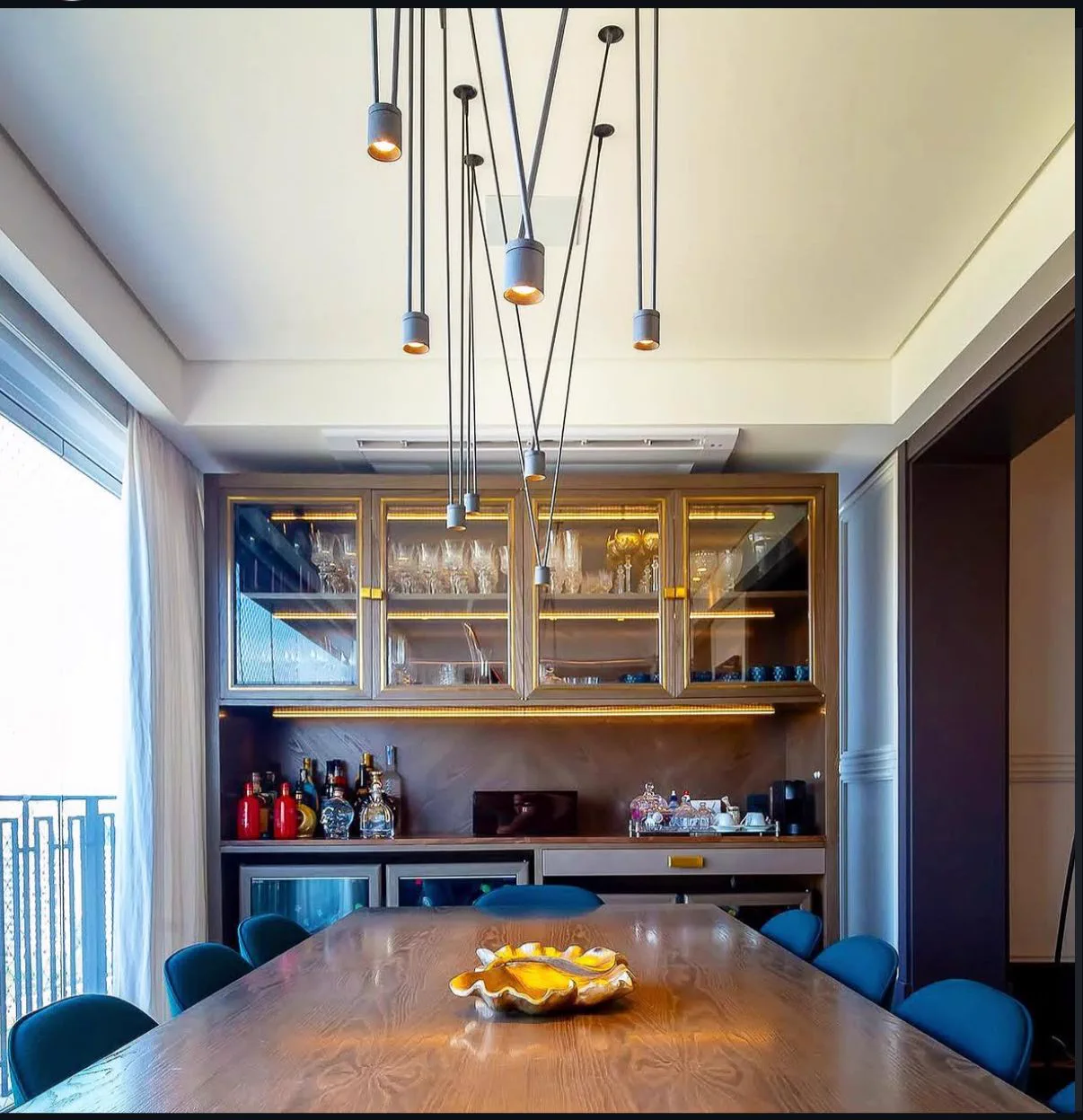 Sala de jantar com marcenaria e iluminação planejada